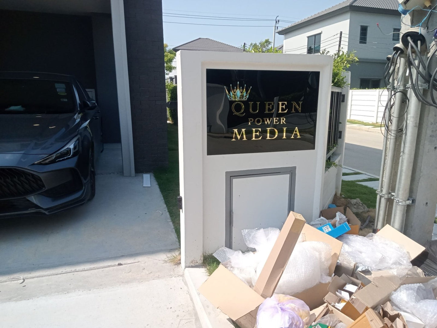 Stainless steel sign, shiny gold, mirror 