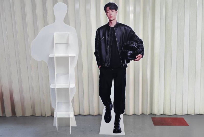 รับทำสแตนดี้ standee standy ป้ายสแตนดี้   สแตนดี้ เท่าตัวจริง Standy คน ไดคัทได้ตามแบบ Standee Die-Cut หวัง อี้ป๋อ
นักแสดง