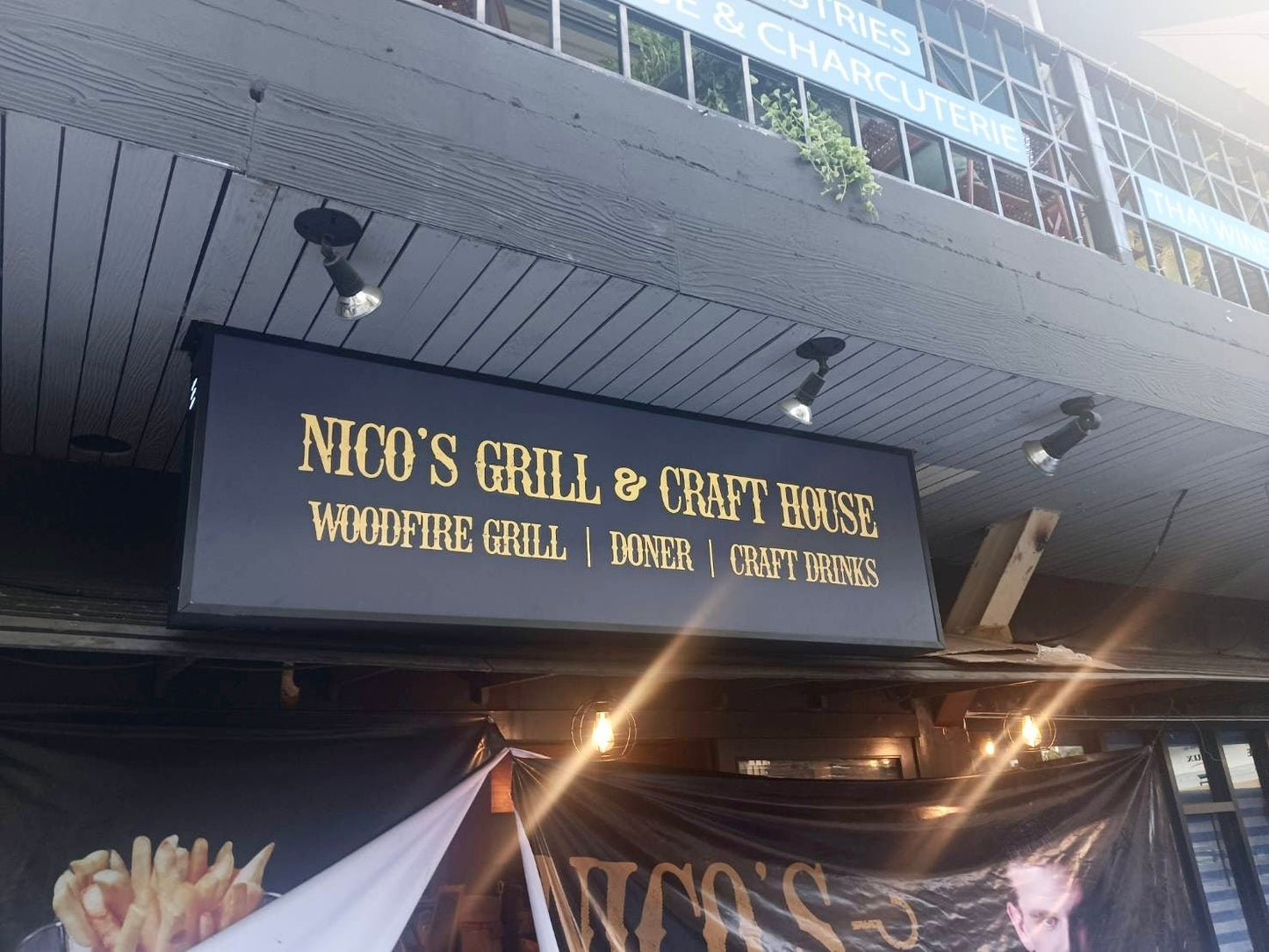 Nico's Grill & Craft House  ป้ายไฟออกหน้า