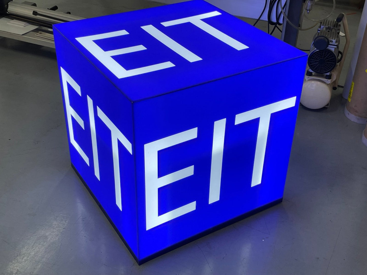 Rectangular cubic lightbox