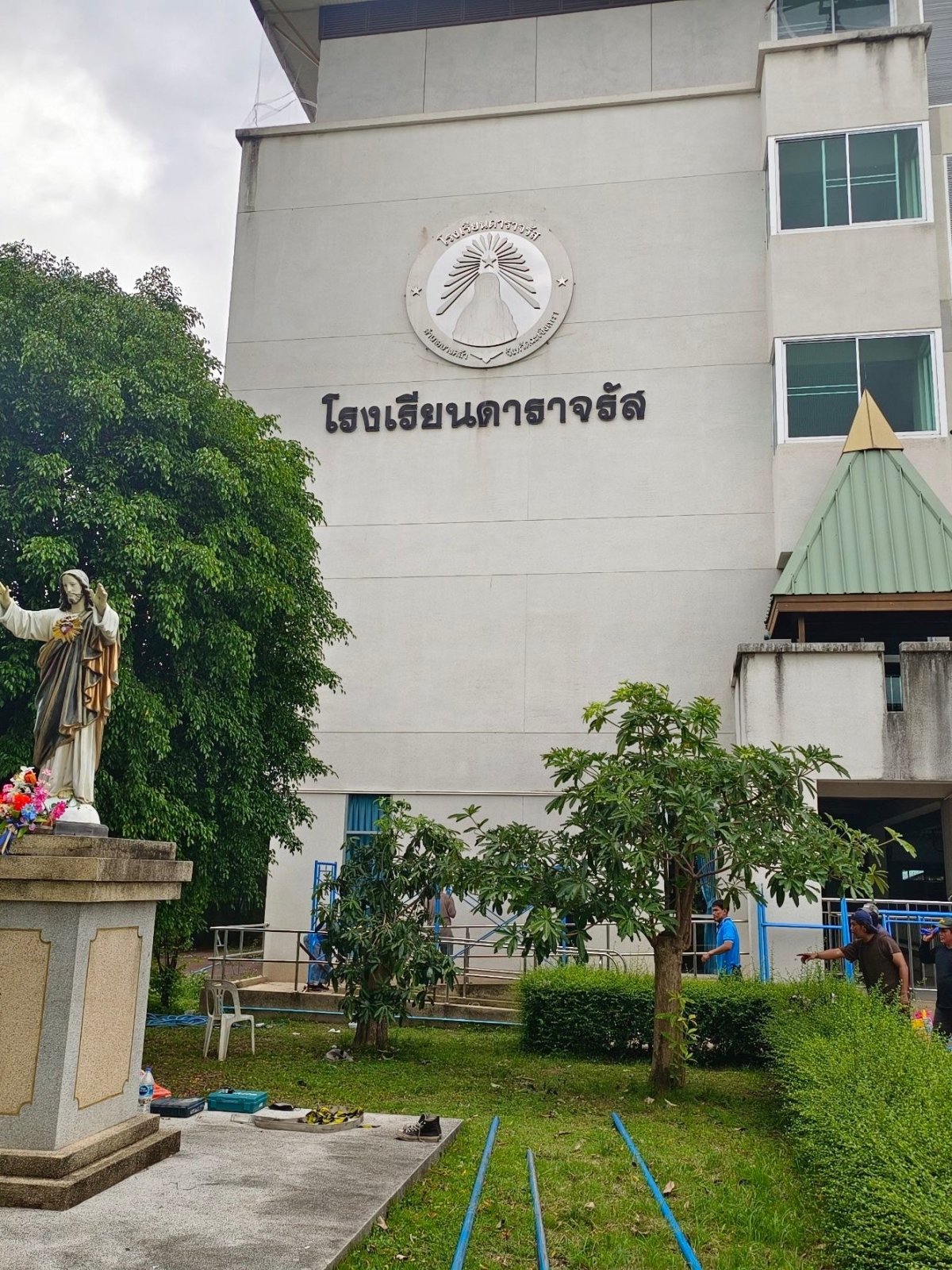 ป้ายโลโก้โรงเรียน สแตนเลส ขนาดใหญ่ โลโก้สแตนเลสติดอาคารโรงเรียน